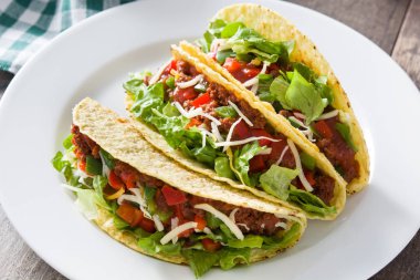 Et ve sebze ahşap arka plan üzerinde ile geleneksel Meksika tacos