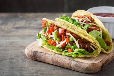 Et ve sebze ahşap arka plan üzerinde ile geleneksel Meksika tacos