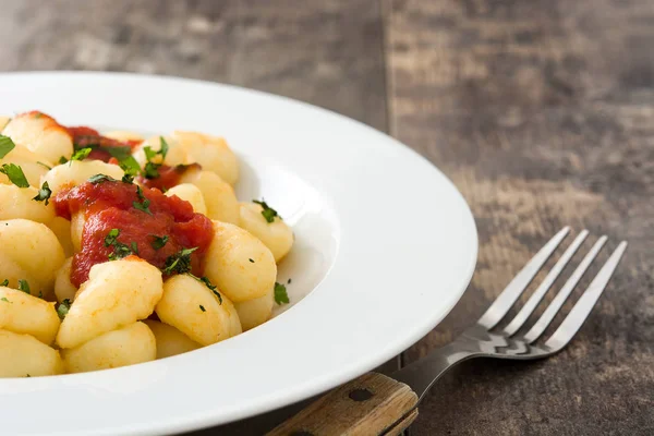 Gnocchi con salsa de tomate sobre fondo de madera — Foto de Stock