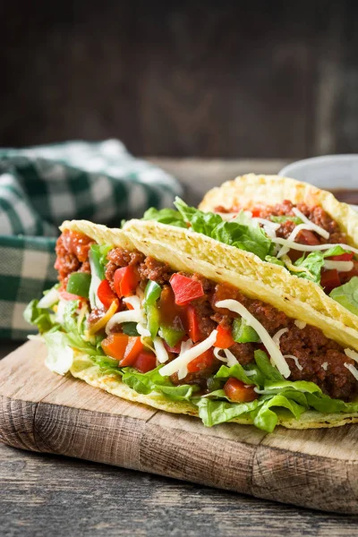 Tacos mexicanos tradicionales con carne y verduras sobre fondo de madera — Foto de Stock