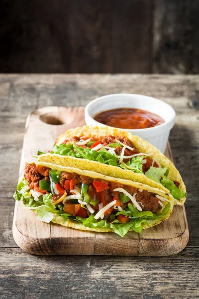 Tacos mexicanos tradicionales con carne y verduras sobre fondo de madera — Foto de Stock