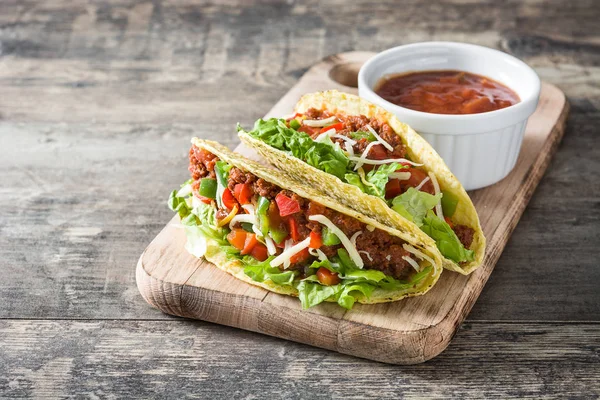 Tradycyjne meksykańskie tacos z mięsa i warzyw na podłoże drewniane — Zdjęcie stockowe