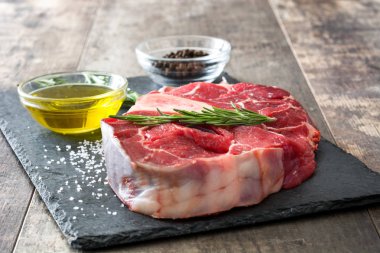 Ahşap arka planda çiğ et