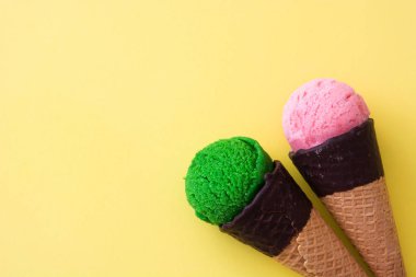 Sarı arka planda dondurma külahları