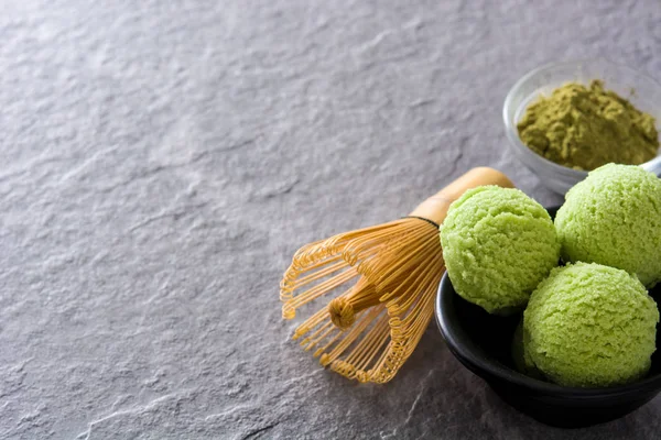 Té verde matcha helado cucharadas sobre fondo de piedra gris —  Fotos de Stock