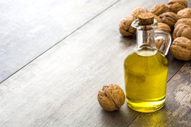 Ahşap arka plan üzerinde ceviz yağı