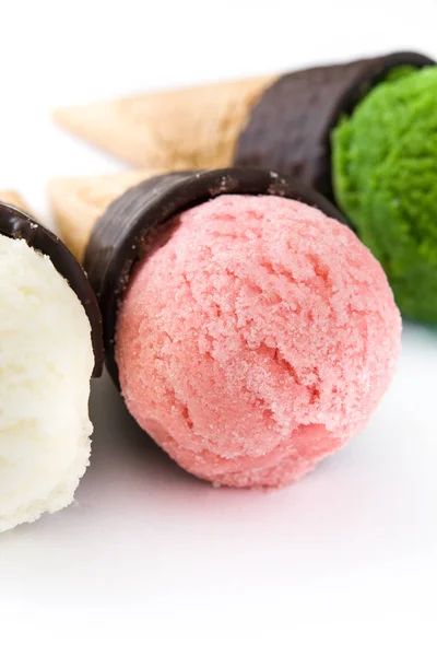 Cones de sorvete isolados sobre fundo branco — Fotografia de Stock