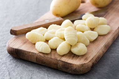 Gri taş zemin üzerine ham gnocchi.