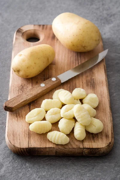 Gri taş zemin üzerine ham gnocchi. — Stok fotoğraf