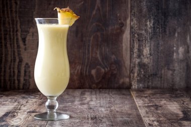 Pina colada ahşap arka plan üzerinde kokteyl.