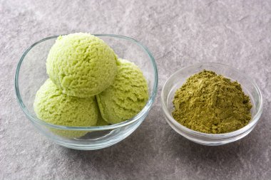 Yeşil çay matcha dondurma kaşık toz kristal kase gri taş zemin üzerine