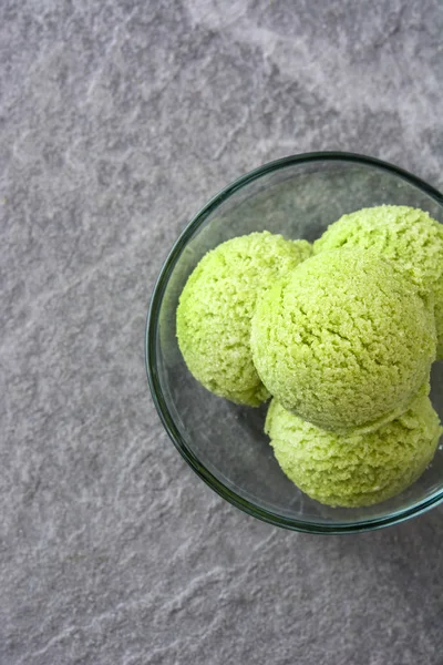 Groene thee matcha ijs scoops in crystal kom op grijze stenen achtergrond — Stockfoto