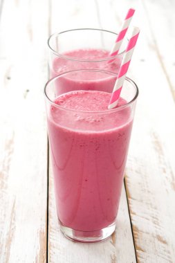 Ahşap masa üzerinde ahududu güler yüzlü