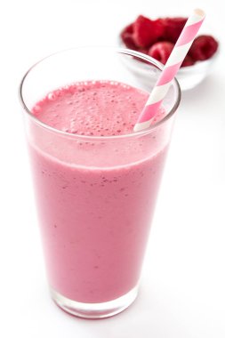 Ahududu yüzlü beyaz zemin üzerine izole