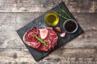 Çiğ et ve malzemeler ahşap arka plan üzerinde