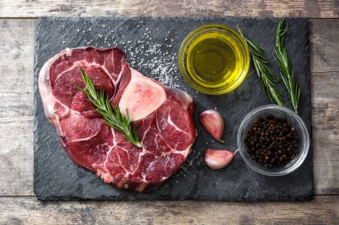 Çiğ et ve malzemeler ahşap arka plan üzerinde