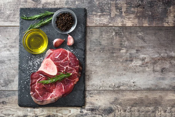 Carne cruda e ingredientes sobre fondo de madera —  Fotos de Stock