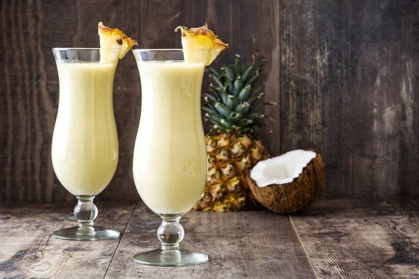 Cocktail Pia colada em fundo de madeira . — Fotografia de Stock