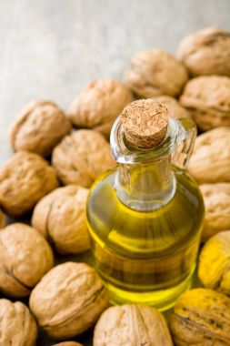 Ahşap arka plan üzerinde ceviz yağı