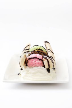 Beyaz arka plan üzerinde izole çikolata şurubu ile dondurma tatlı muz split