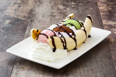 Muzlu dondurma tatlı ahşap arka plan üzerinde çikolata şurubu ile bölme