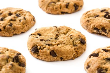 Beyaz arka planda izole edilmiş çikolata parçacıklı kurabiyeler.