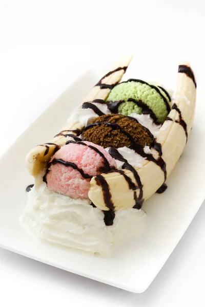 Sobremesa de sorvete banana split com xarope de chocolate isolado no fundo branco — Fotografia de Stock