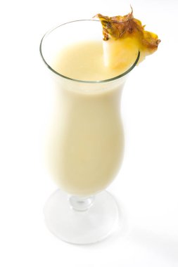 Beyaz arka plan üzerinde izole pia colada kokteyli