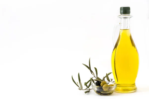 Aceite de oliva virgen en una botella de cristal aislado sobre fondo blanco —  Fotos de Stock