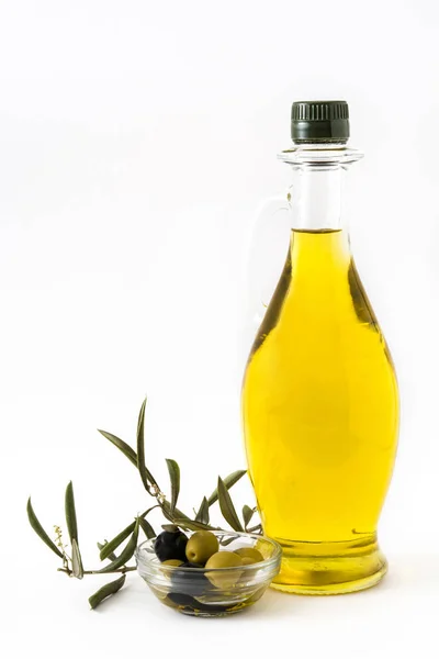 Aceite de oliva virgen en una botella de cristal aislado sobre fondo blanco — Foto de Stock