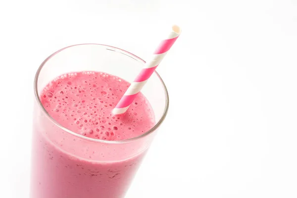 Batido de framboesa em vidro isolado sobre fundo branco — Fotografia de Stock