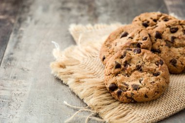 Ahşap masa arka plan üzerinde çikolatalı kurabiye