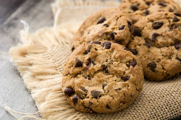 Csokoládé chip cookie-kat a fából készült asztal háttere — Stock Fotó