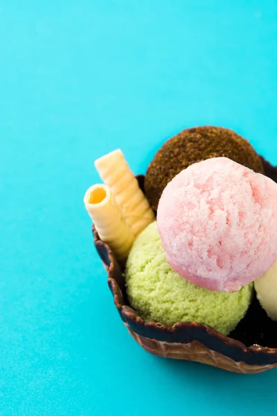 Escovas de sorvete servidas em cesta de waffle no fundo azul — Fotografia de Stock