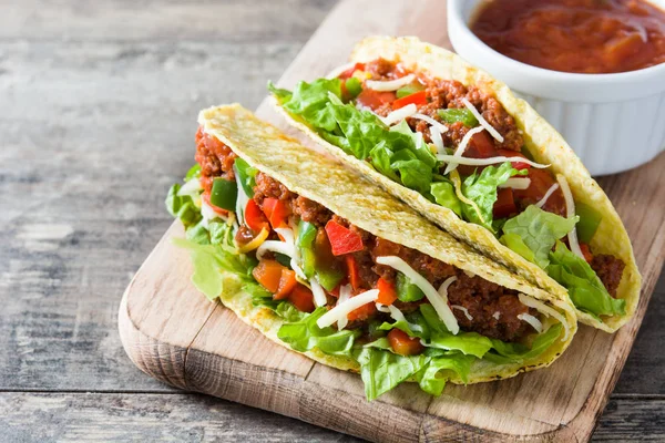 Tacos mexicanos sobre fondo de madera — Foto de Stock