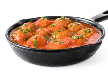 Demir tavada beyaz arka plan üzerinde izole domates soslu köfte
