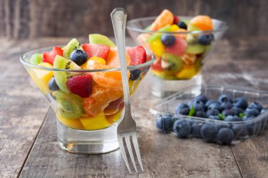 Gri taş kristal kase meyve salatası. Üstten Görünüm