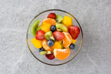 Gri taş kristal kase meyve salatası. Üstten Görünüm