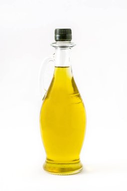 Beyaz arka plan üzerinde izole kristal şişede sızma zeytinyağı