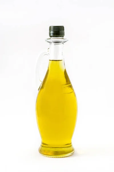 Oliwa z oliwek pierwszego tłoczenia w butelce kryształ na białym tle — Zdjęcie stockowe
