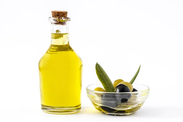 Oliwa z oliwek pierwszego tłoczenia w butelce kryształ na białym tle — Zdjęcie stockowe