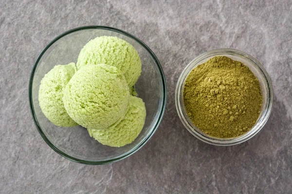 Té verde matcha helados cucharadas en tazón de cristal sobre fondo de piedra gris — Foto de Stock