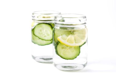 Su ile salatalık ve beyaz arka plan üzerinde izole Limon Detoks