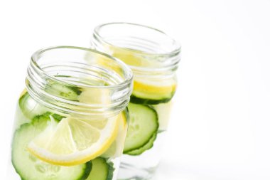 Su ile salatalık ve beyaz arka plan üzerinde izole Limon Detoks