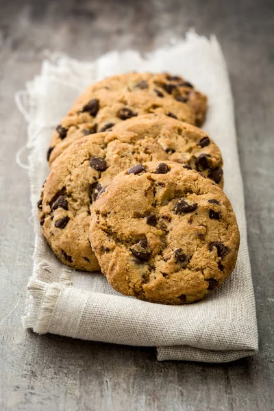 Biscoitos de chocolate no fundo da mesa de madeira — Fotografia de Stock