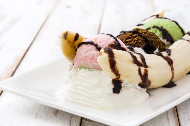 Muzlu dondurma tatlı beyaz zemin üzerine çikolata şurubu ile bölme