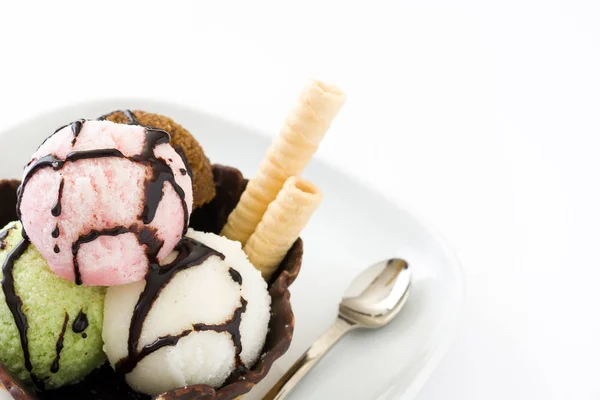 Escovas de sorvete servidas em cesta de waffle isolada em fundo branco — Fotografia de Stock