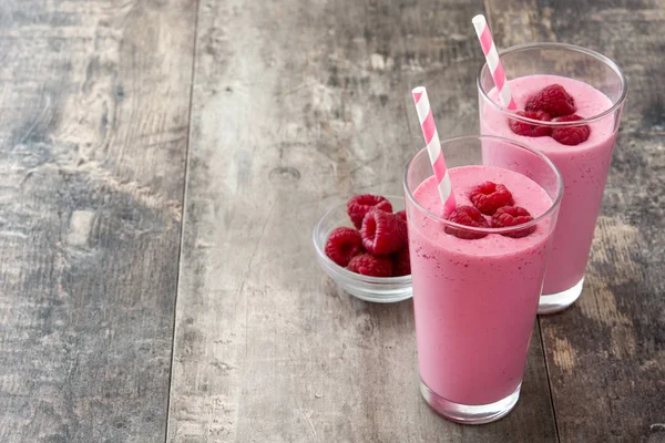 Ahşap masada cam içinde ahududu smoothie — Stok fotoğraf