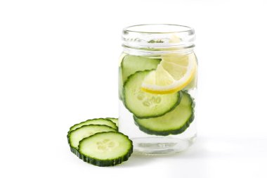 Su ile salatalık ve beyaz arka plan üzerinde izole Limon Detoks