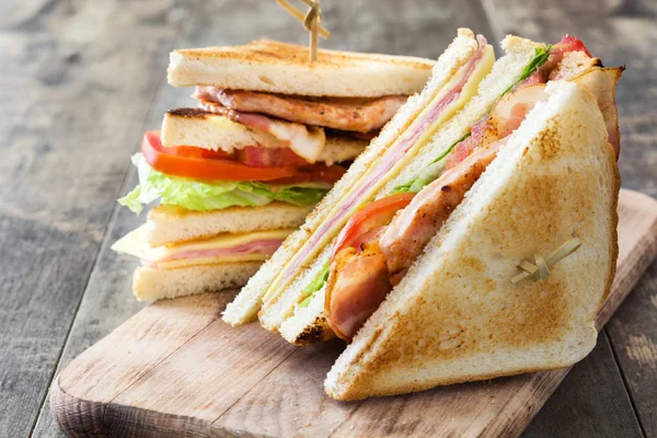 Clube sanduíche na mesa de madeira — Fotografia de Stock